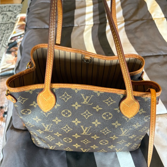 Louis Vuitton Monogram Tote Bag - Picture 12 of 13